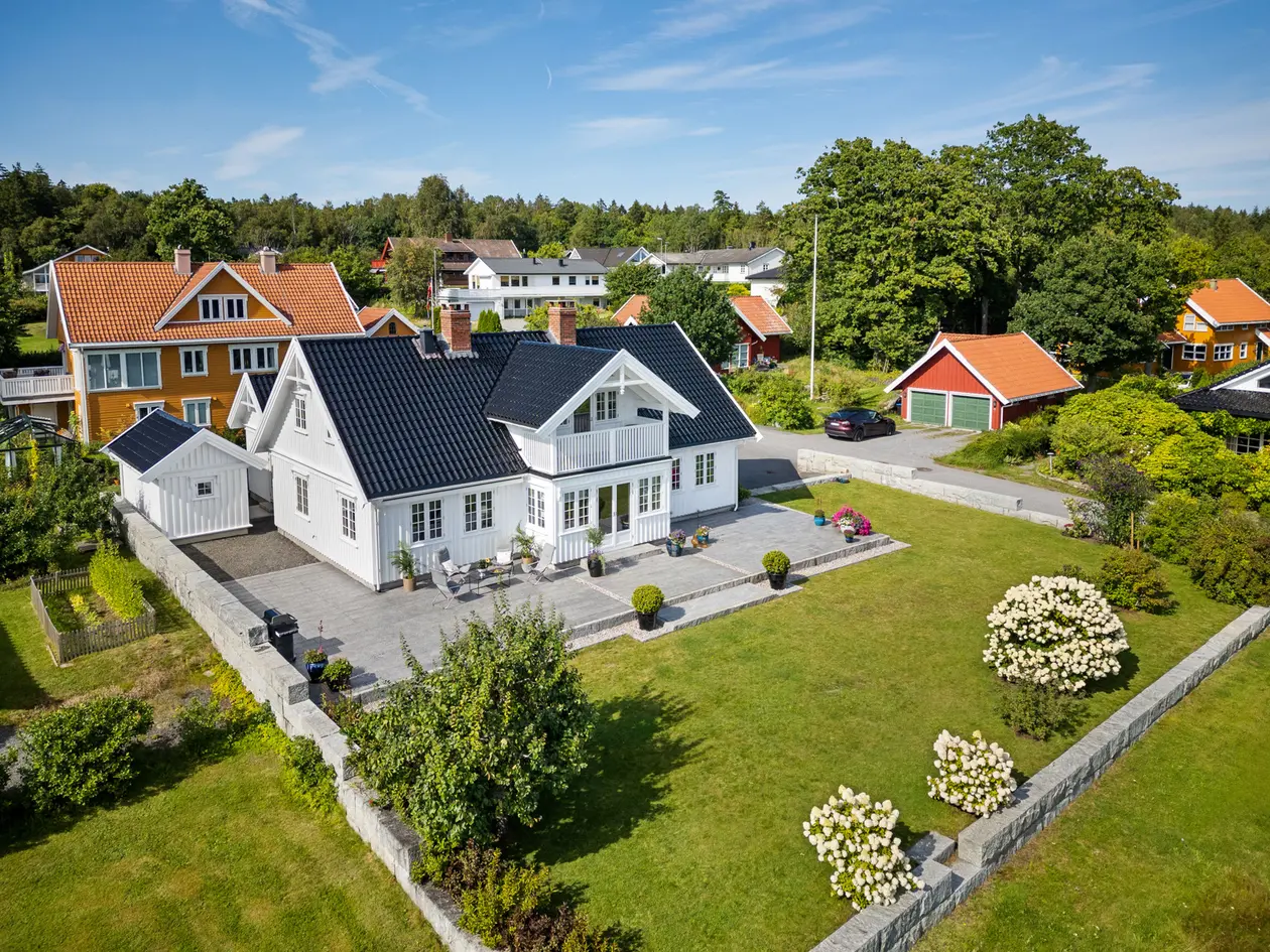 Nevlunghavn - Ingen boplikt! Flott enebolig i klassisk stil - Sjøutsikt - Solrike uteplasser - 4 soverom - Nyere bad! photo 2