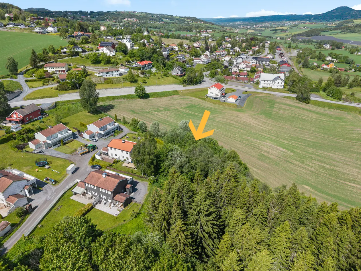 Solrik tomt på 1,8 mål – sentralt beliggende innerst i blindvei, kun en kort spasertur fra Lunner sentrum!
