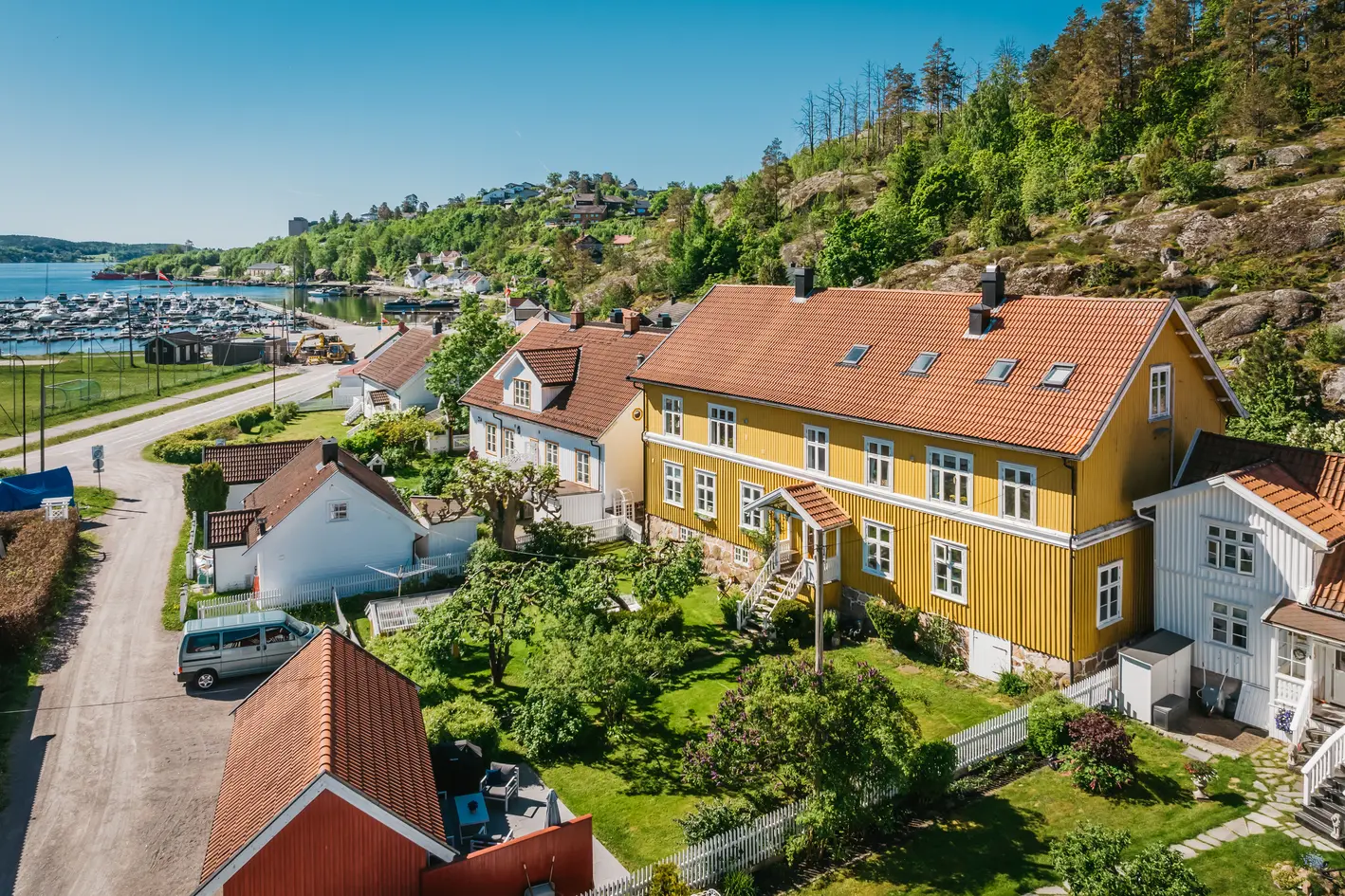 Sjarmerende leilighet i Sandefjords kanskje koseligste gate med sjøgløtt | Et stenkast til badeplass og brygger | Må ses photo 5