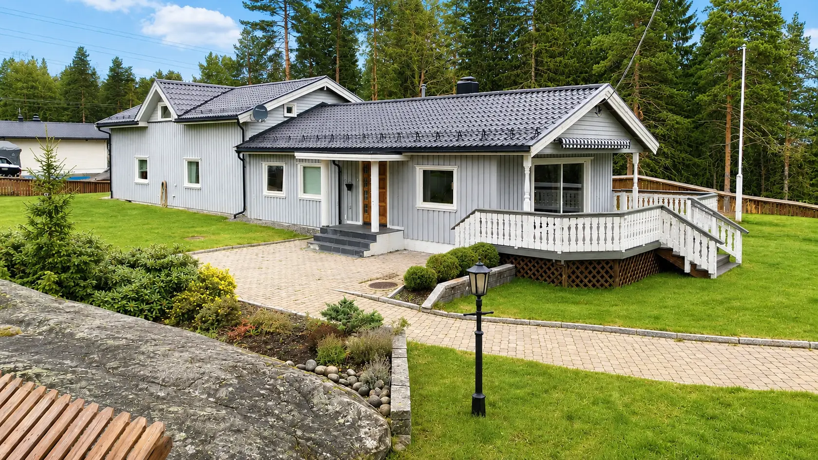 Innholdsrik enebolig i usjenert og landlige omgivelser på Skedsmokorset | Stor og solrik tomt | 2 stuer | Dobbeltgarasje, skedsmokorset