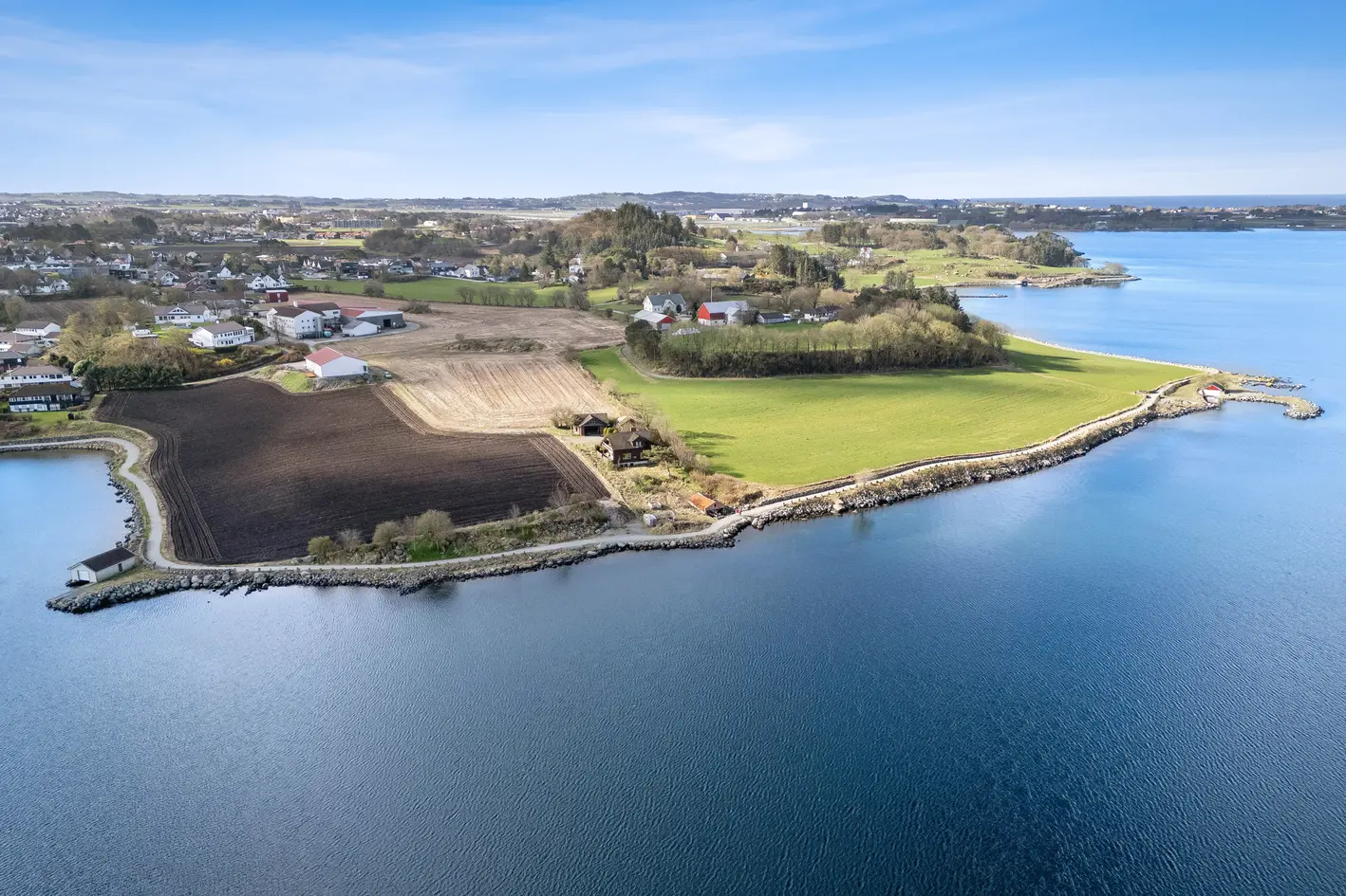 Unik eiendom på Sørnes med panoramautsikt mot Hafrsfjord, naust og strandlinje. photo 3