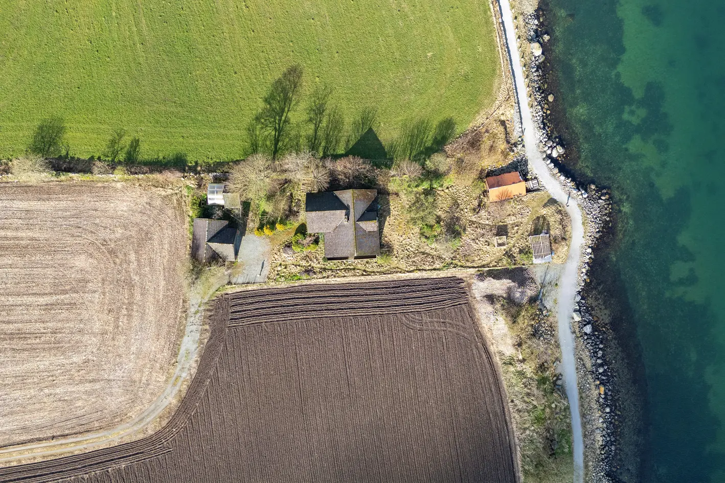 Unik eiendom på Sørnes med panoramautsikt mot Hafrsfjord, naust og strandlinje. photo 2