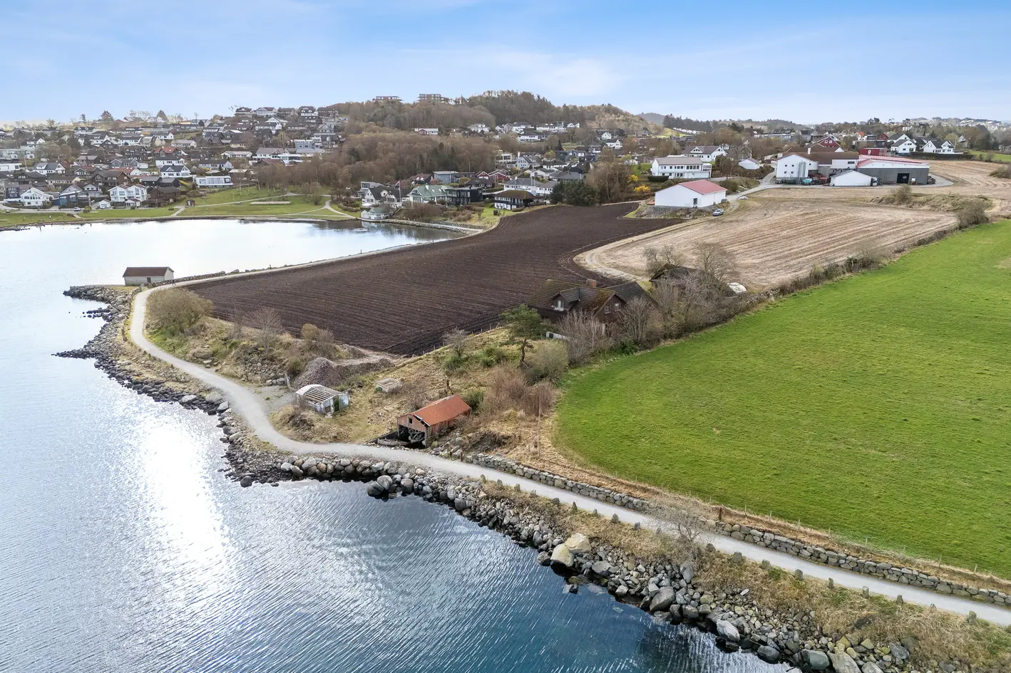 Unik eiendom på Sørnes med panoramautsikt mot Hafrsfjord, naust og strandlinje. photo 4