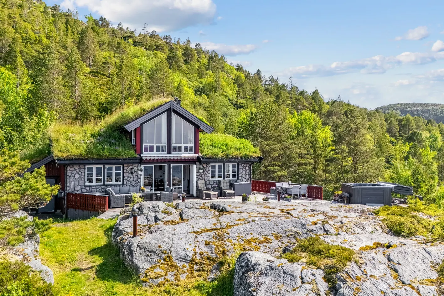 Fantastisk fritidsbolig fra 2004|Panoramautsikt og sol morgen til kveld| Bilvei helt frem| 4 sov, 2 bad | Må sees!, lysøysundet