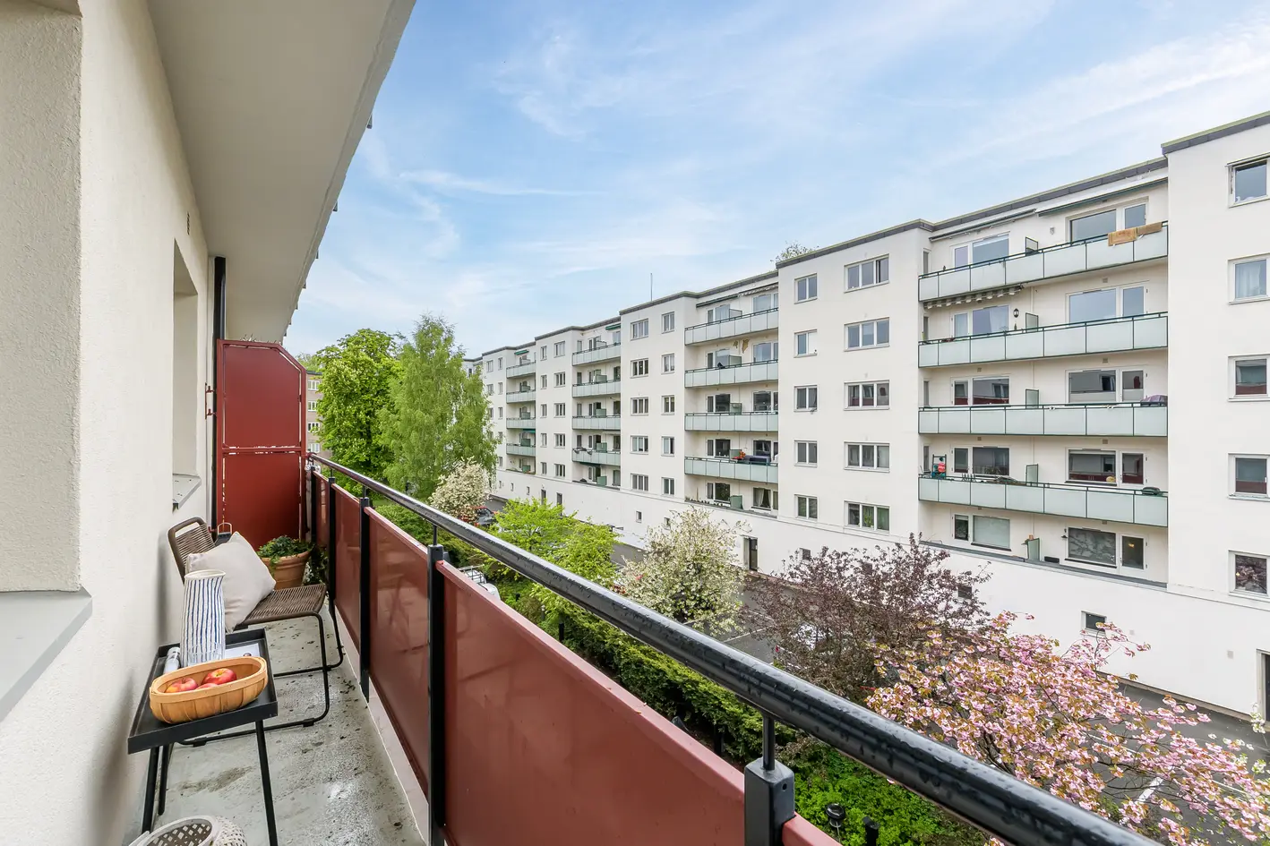 Romslig og fin 4-roms i 4. etg. Flott balkong på 8m². Fyring og V.vann inkl. Ingen forkjøpsrett! photo 2