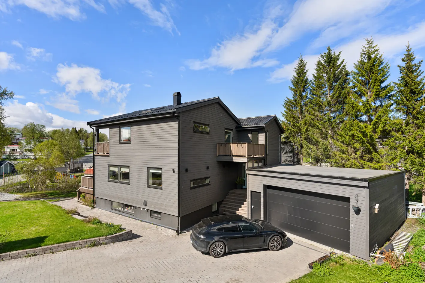 RÅLEKKER ENEBOLIG MED HØY STANDARD | Renovert 2019-2023 | Utleiedel og hybeldel | Stor dobbelgarasje | Familievennlig, tromsø