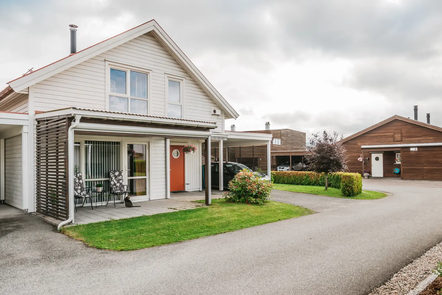 Funksjonell og praktisk selveier enebolig i rekke. Carport, el-bil lader. 3 soverom. 2 bad. Stor tomt. Trivelig boområde - View 2