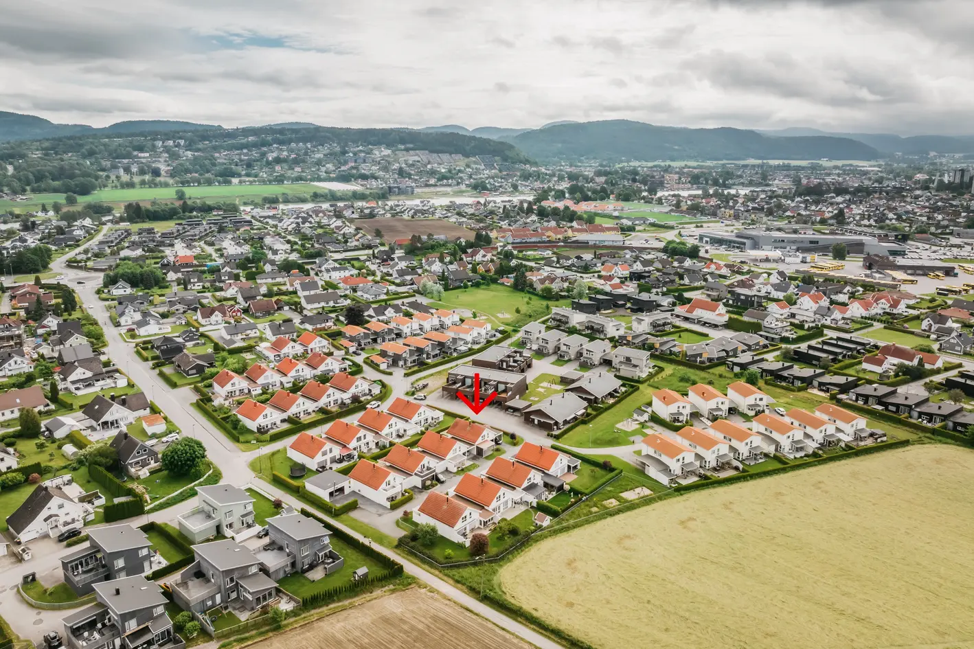 Funksjonell og praktisk selveier enebolig i rekke. Carport, el-bil lader. 3 soverom. 2 bad. Stor tomt. Trivelig boområde - View 4