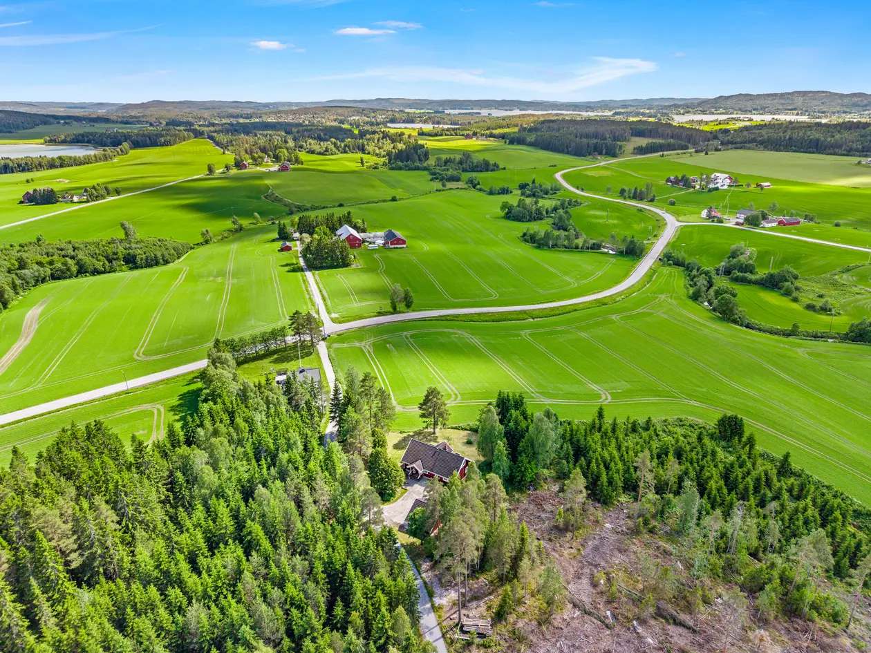Landlig beliggende familiebolig med romslig tomt | 3 soverom | 3 stuer | 2 bad | Garasje | Hage med gode solforhold! photo 4