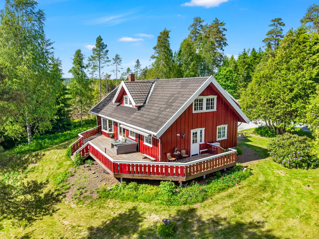Landlig beliggende familiebolig med romslig tomt | 3 soverom | 3 stuer | 2 bad | Garasje | Hage med gode solforhold!