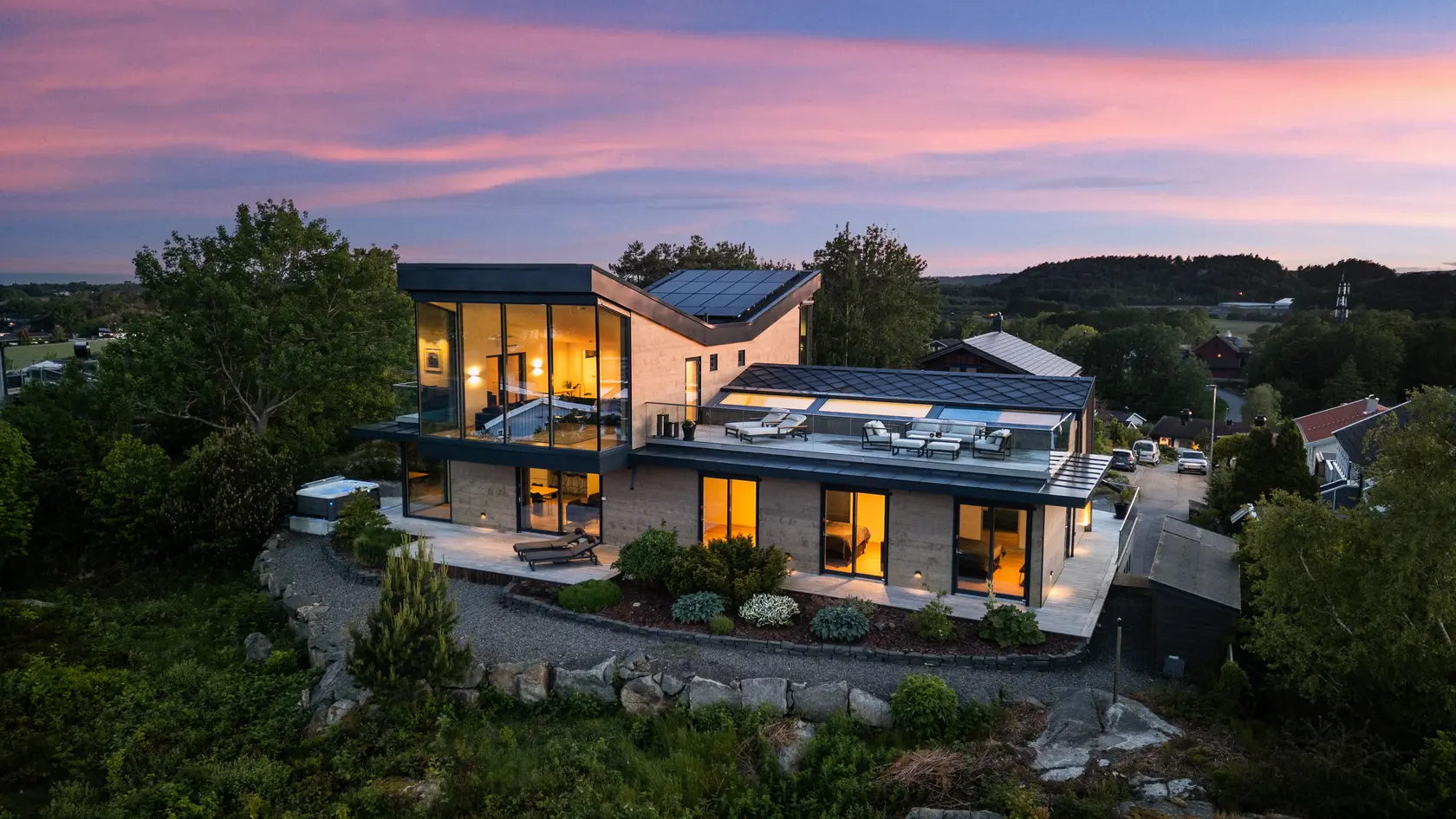 Stavern - Fantastisk arkitekttegnet enebolig med panoramautsikt og meget gode solforhold. Rolig og usjenert i blindvei. photo 3