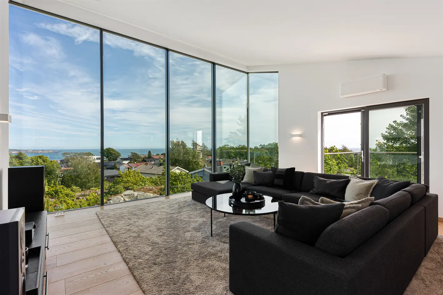 Stavern - Fantastisk arkitekttegnet enebolig med panoramautsikt og meget gode solforhold. Rolig og usjenert i blindvei. photo 2