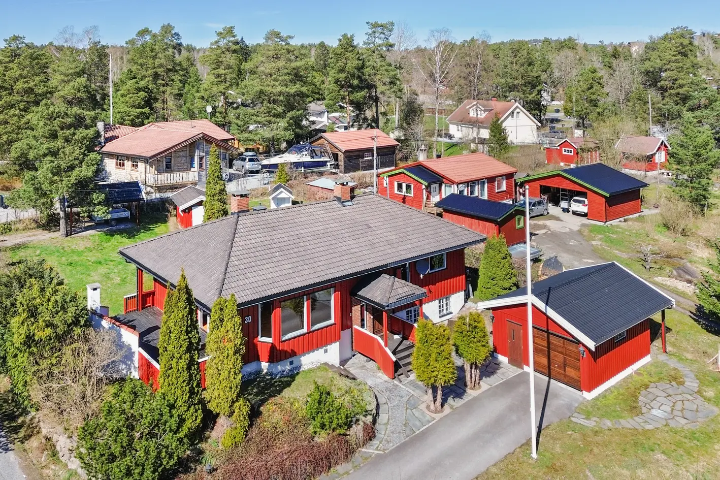 INNBYTTE? Stor enebolig med tilhørende boligtomt! Kort vei til strand - Potensiale i bolig og tomt - Utleiemulighet
