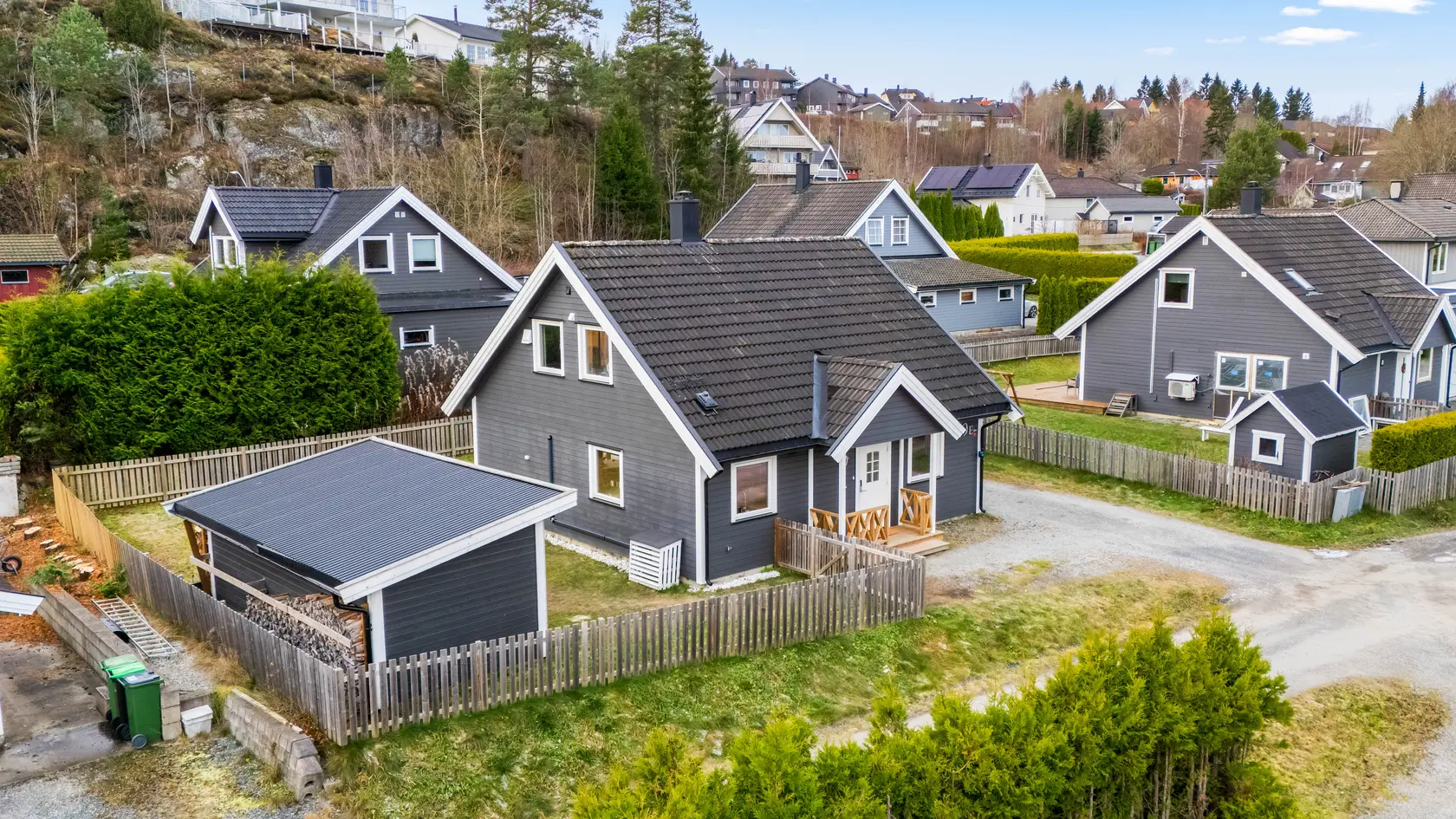 Vesentlig modernisert enebolig over to plan! 2 nyere baderom og kjøkken - Inngjerdet hage - Terrasse på 38 m² - Peis