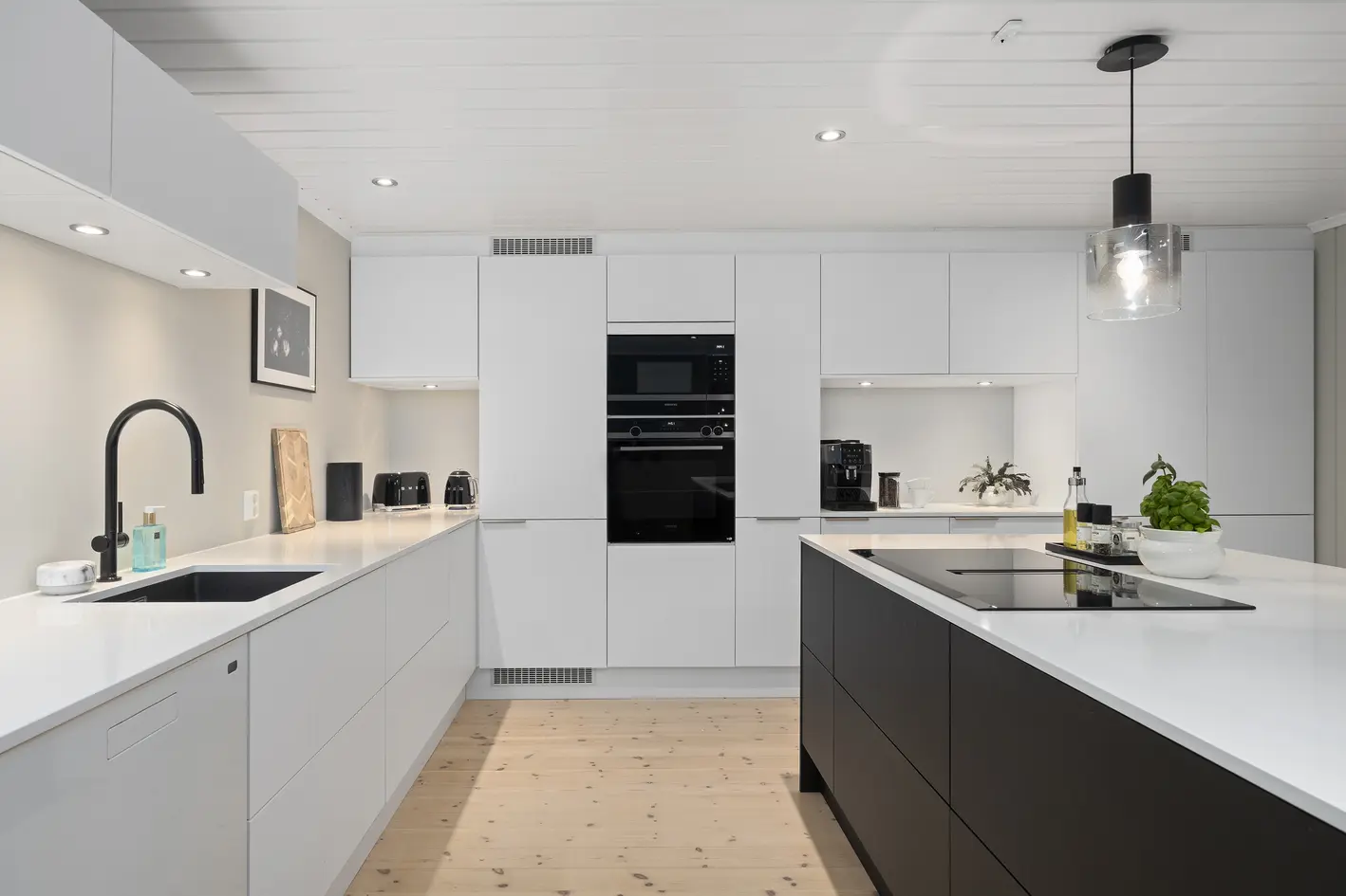 Romslig leilighet på 170 m2 m/solrik terrasse på 47m2 | Moderne kjøkken | 3 sov + 2 bad | Garasje | Rolig | Barnevennlig photo 4