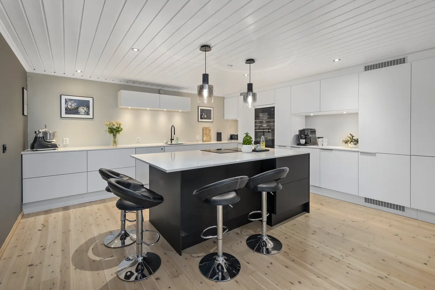 Romslig leilighet på 170 m2 m/solrik terrasse på 47m2 | Moderne kjøkken | 3 sov + 2 bad | Garasje | Rolig | Barnevennlig photo 2