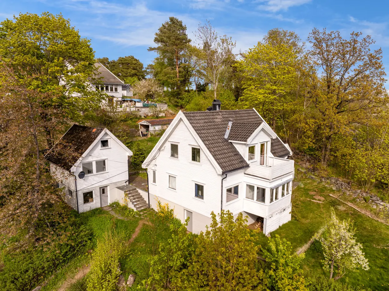 Arendal - Stor eiendom med mange muligheter | Anneks med utleiepotensial | Dobbeltgarasje og gode solforhold., arendal