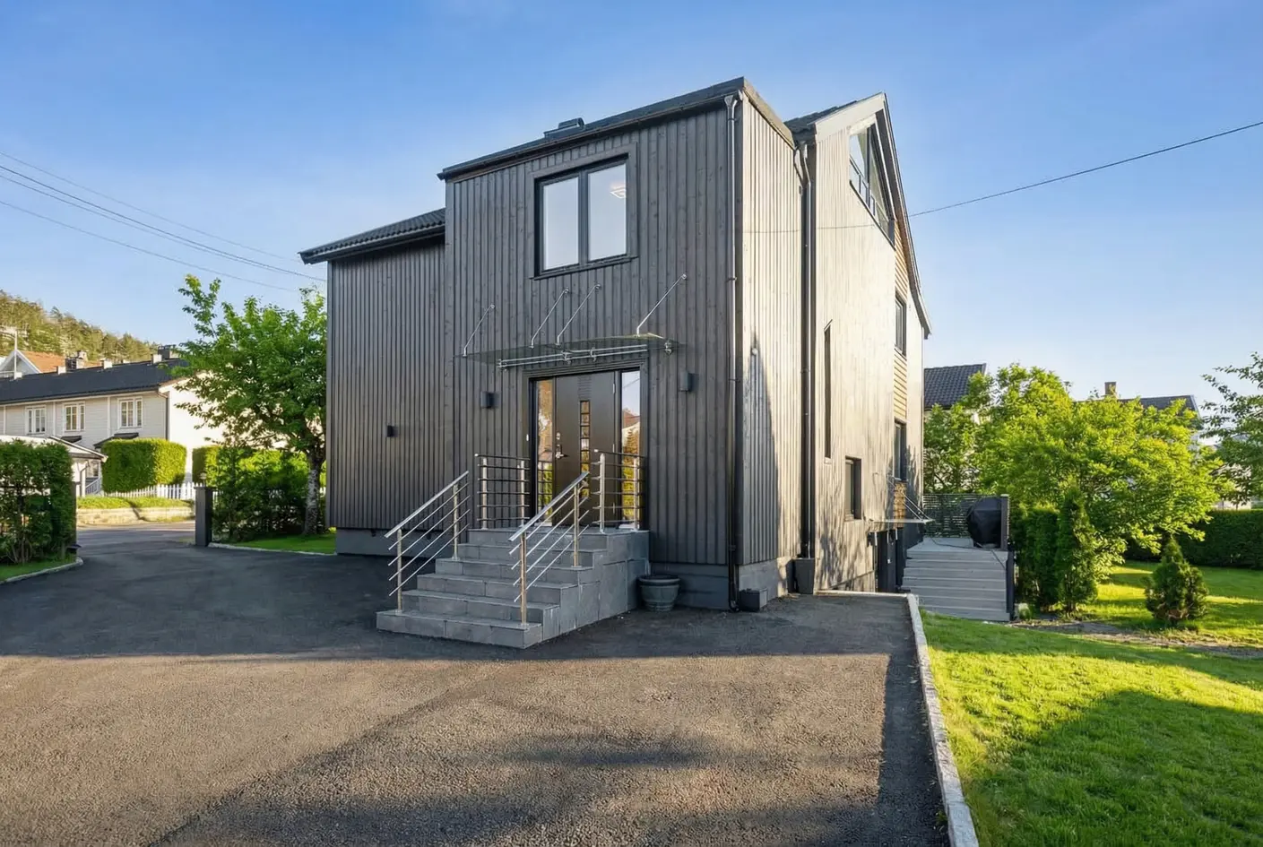 Familievennlig og moderne enebolig | Godkjent hybel | 6 sov | Solrike uteplasser | Parkering m/lader