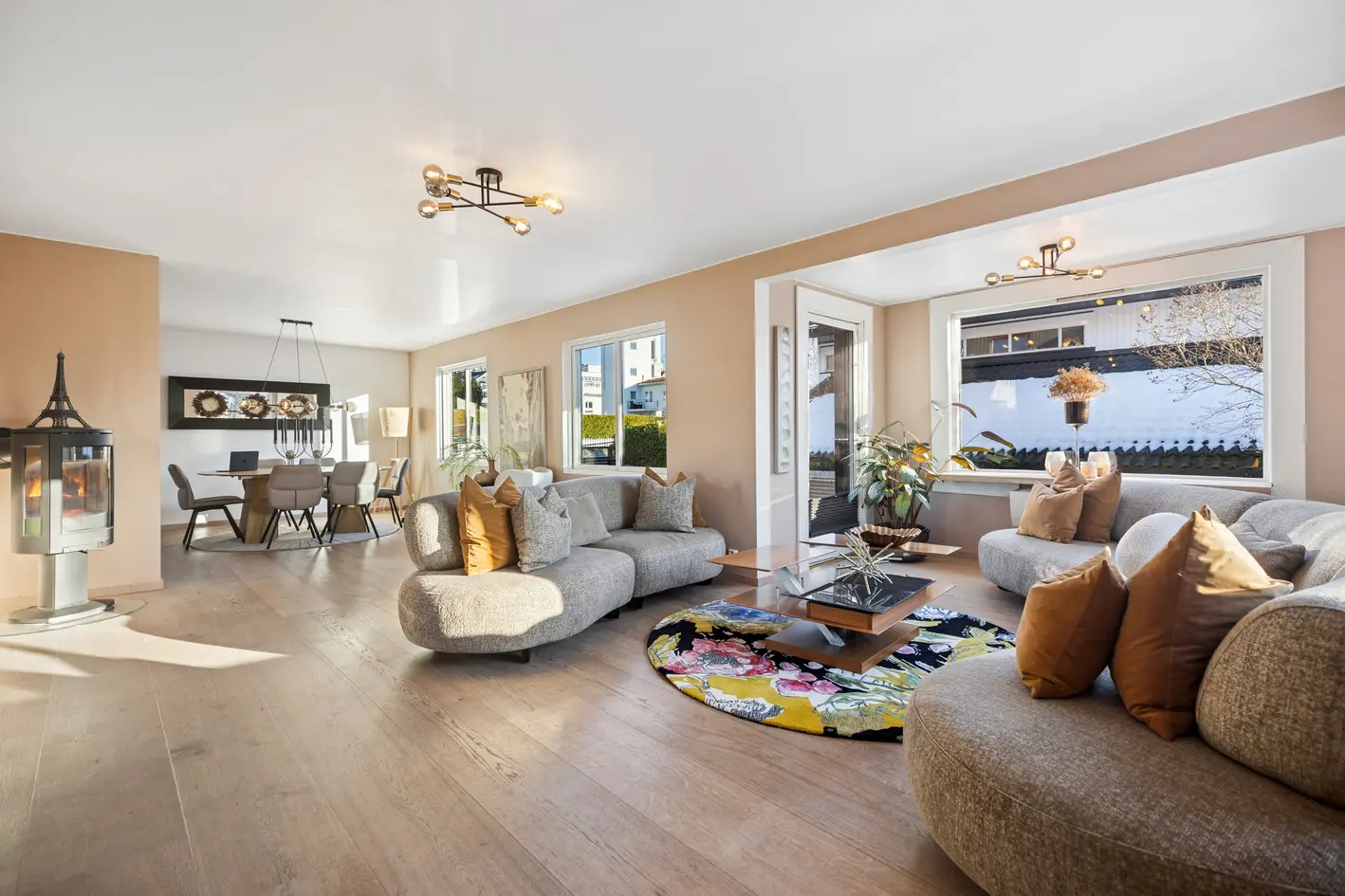 Familievennlig og moderne enebolig | Godkjent hybel | 6 sov | Solrike uteplasser | Parkering m/lader photo 4