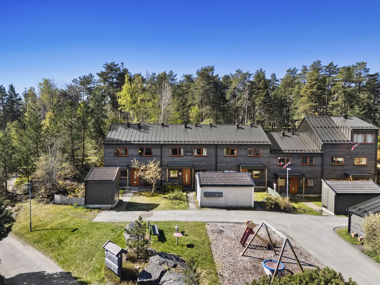 Familievennlig rekkehus – utvendig oppgradert – trafikkstille tun – garasjeplass – solrik, usjenert hage! Nær Søndre Aas photo 2