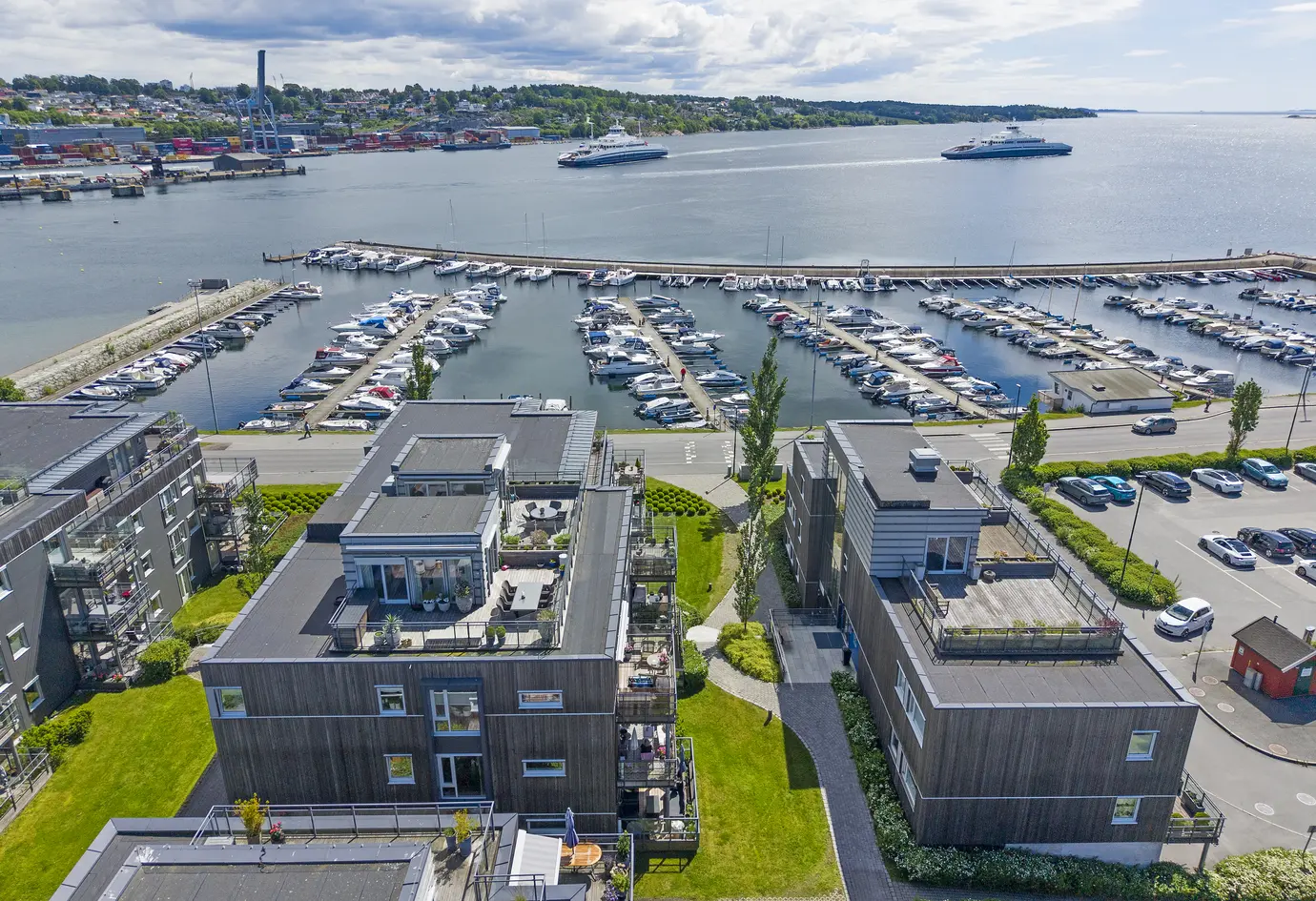 Attraktiv selveier med heis, garasje og balkong med sjøutsikt photo 3