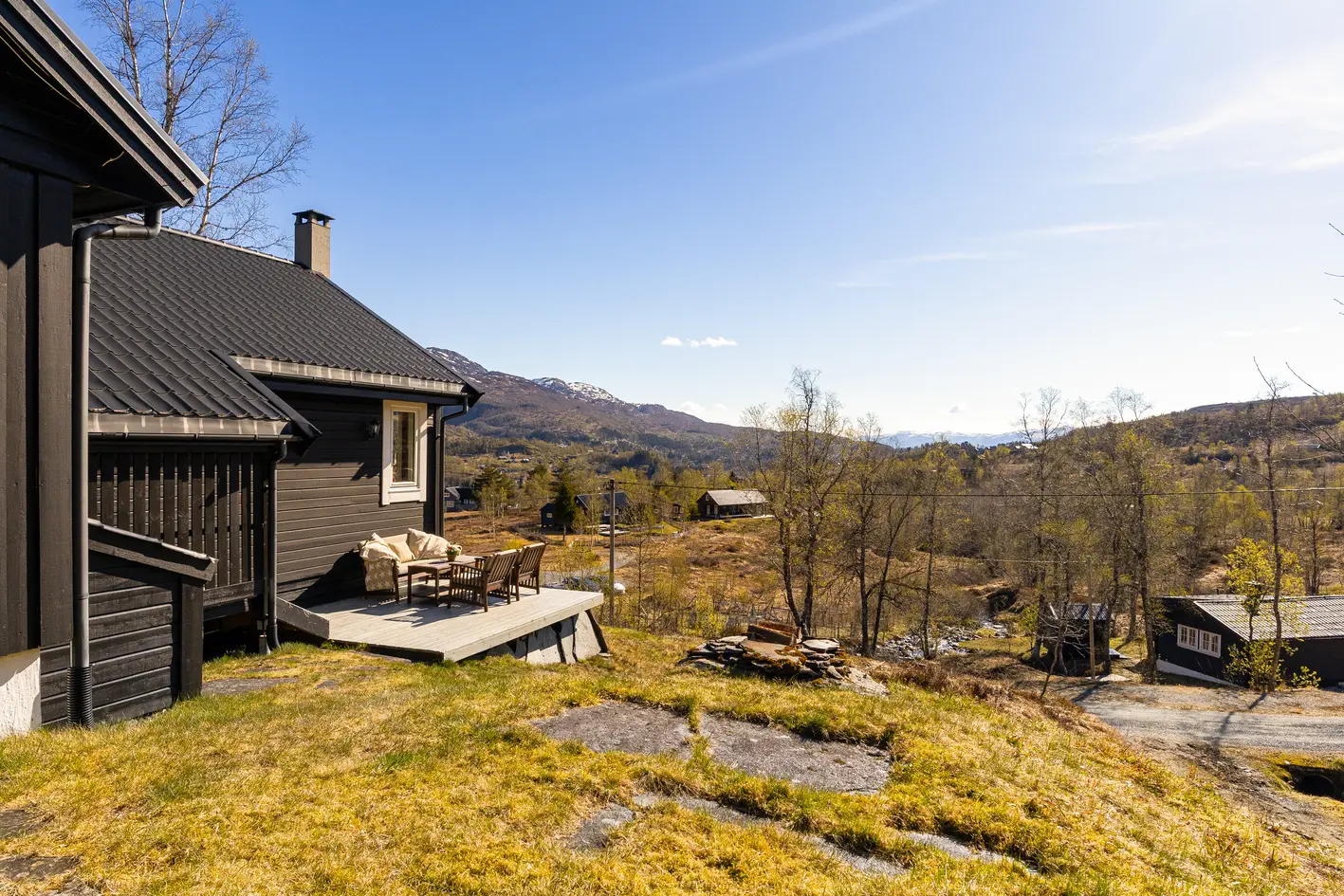 KVAMSKOGEN | Romslig fritidsbolig med fire soverom, hems og ski in/out til Furedalen. Flott beliggenhet i Mødalen!