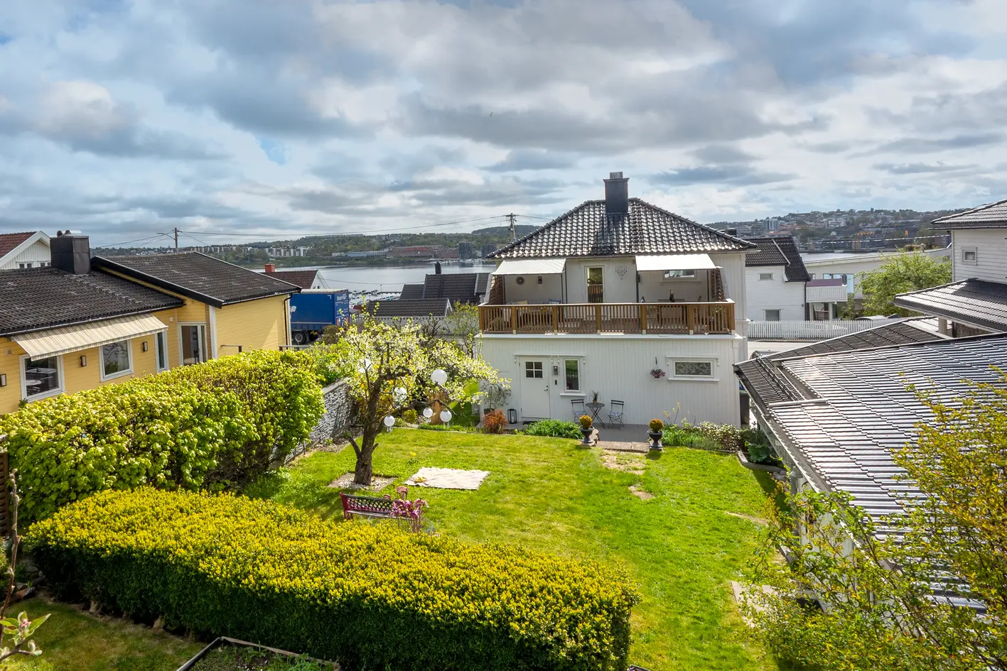 Gjennomført bolig m/utsikt mot Mossesundet - Idyllisk, skjermet hage og veranda på 30m²- Isolert anneks og garasje
