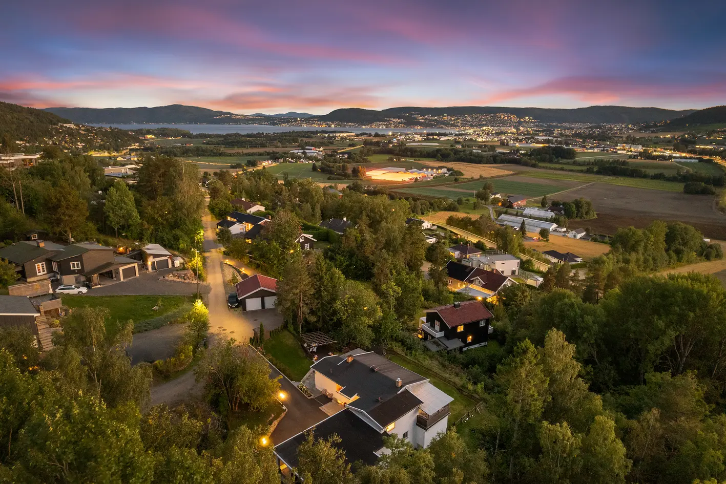 Påkostet enebolig med innholdsrik planløsning - Romslig tomt - Barnevennlig - Skjermet - Blindvei- Garasje photo 4