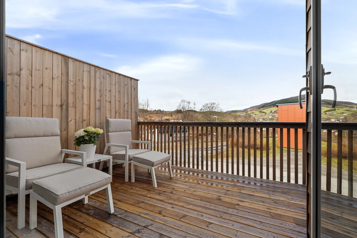 Sentralt og rolig beligggende | Utvendig renovert i 2024 | Solrik, lun terrasse | Carport m/utebod | Nært Folkeparken  photo 3