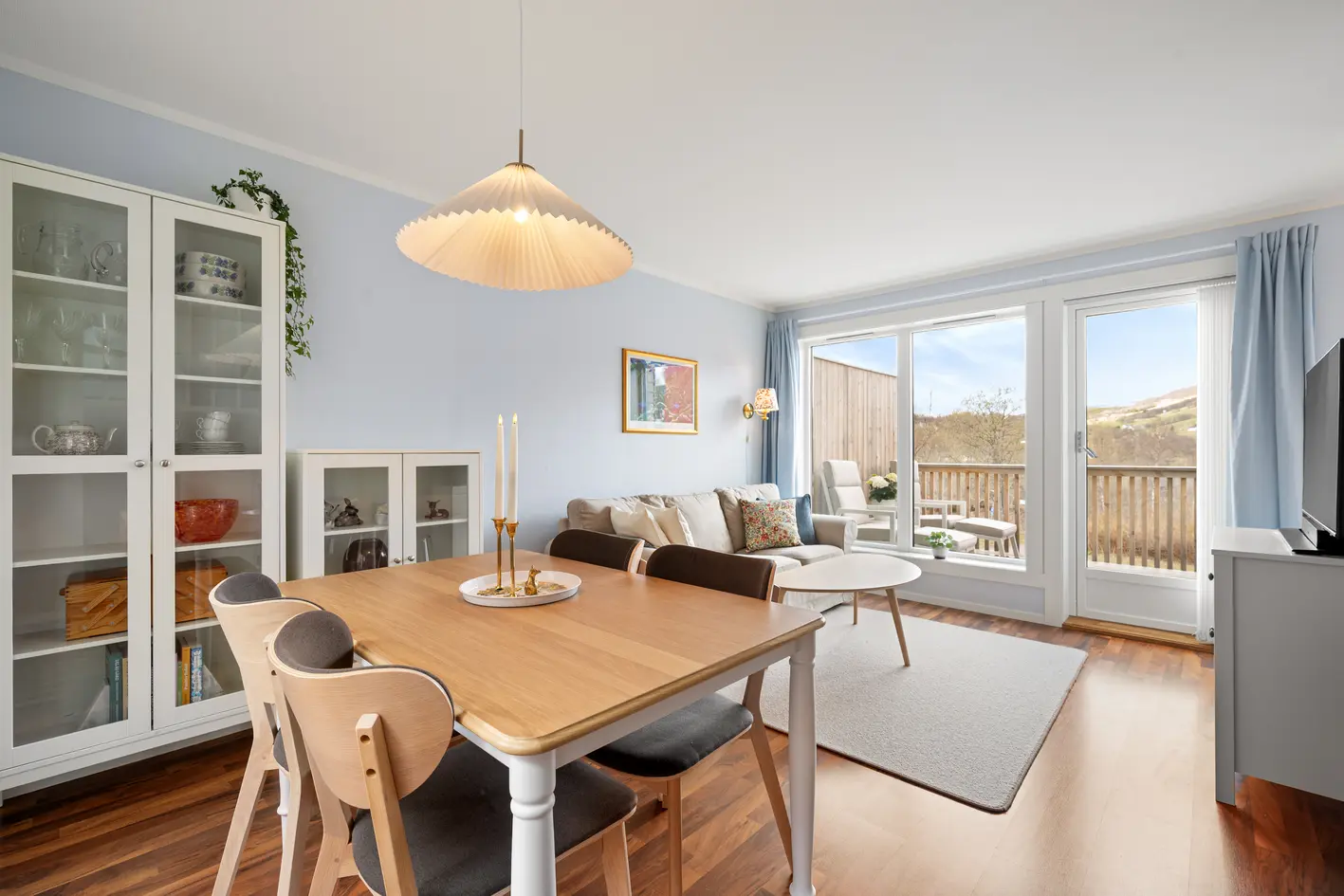 Sentralt og rolig beligggende | Utvendig renovert i 2024 | Solrik, lun terrasse | Carport m/utebod | Nært Folkeparken 