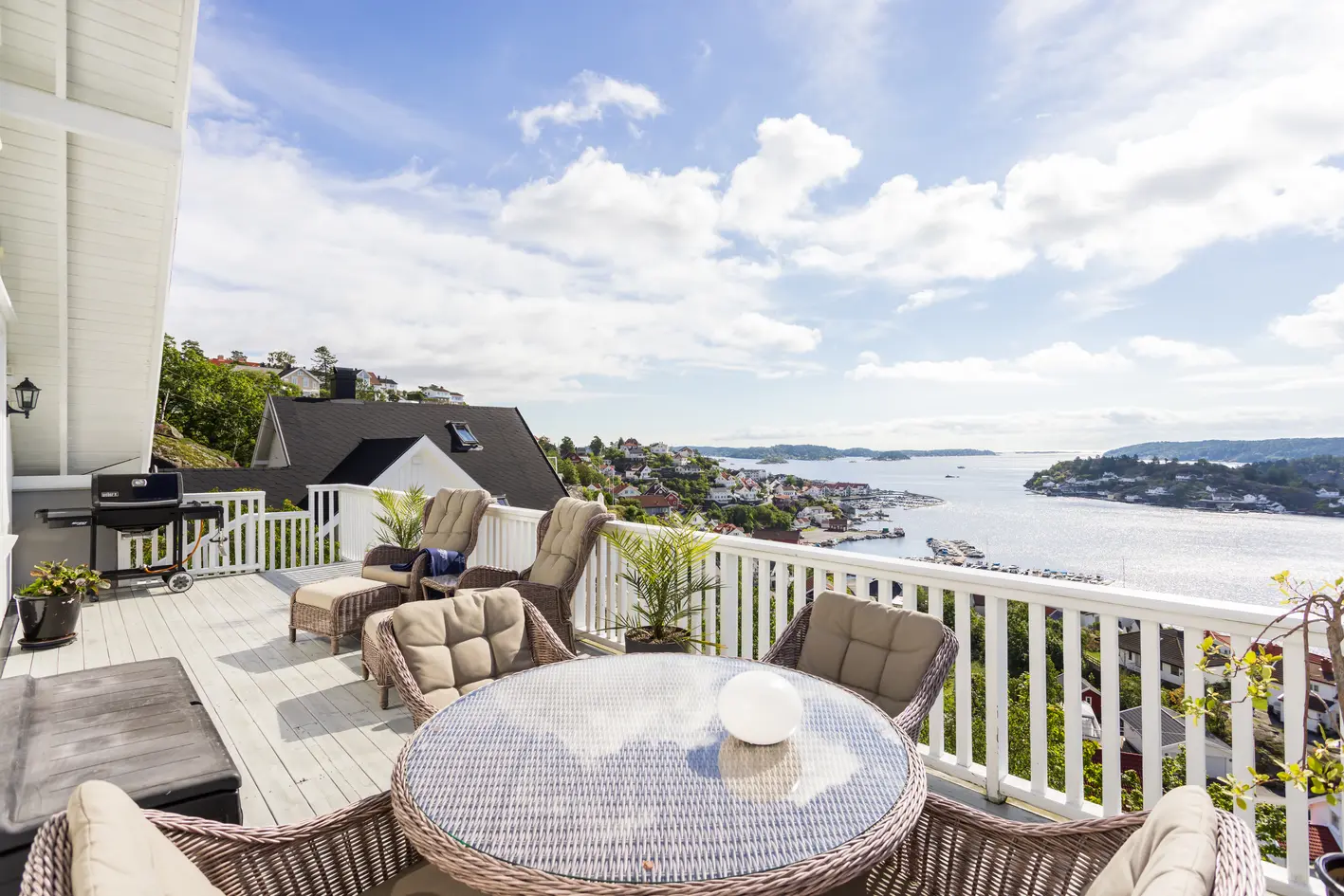 Enebolig med nydelig sjøutsikt i stille endegate - Fine utearealer - garasje, kragerø