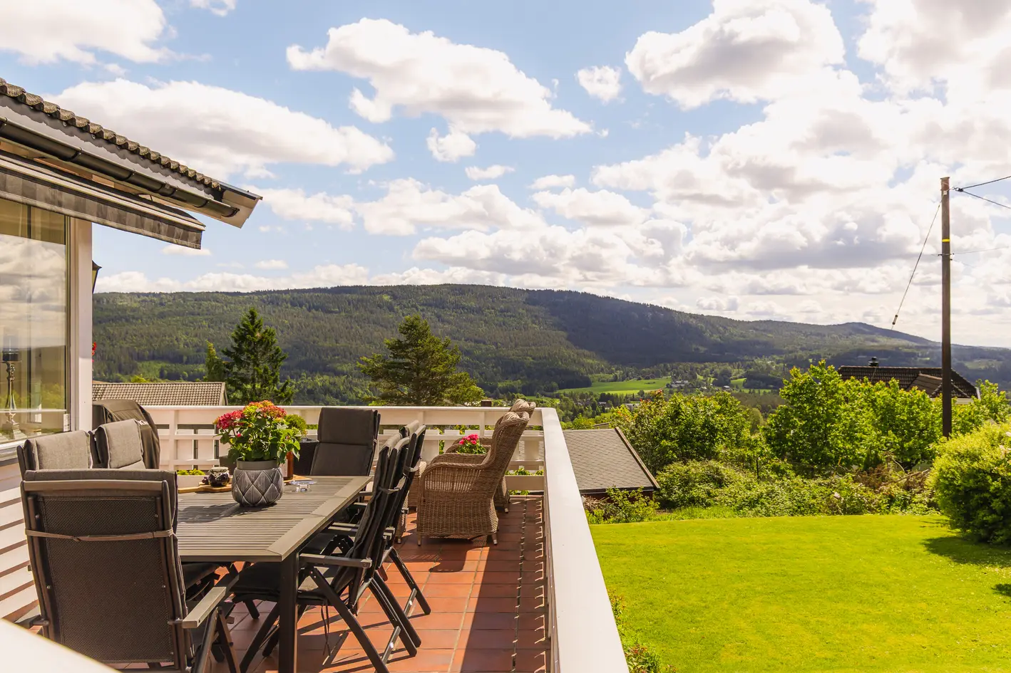 En hel tomannsbolig med familievennlig beliggenhet på Rotnes | Garasje & carport | 3 soverom i hver del | Nærhet til tog photo 2