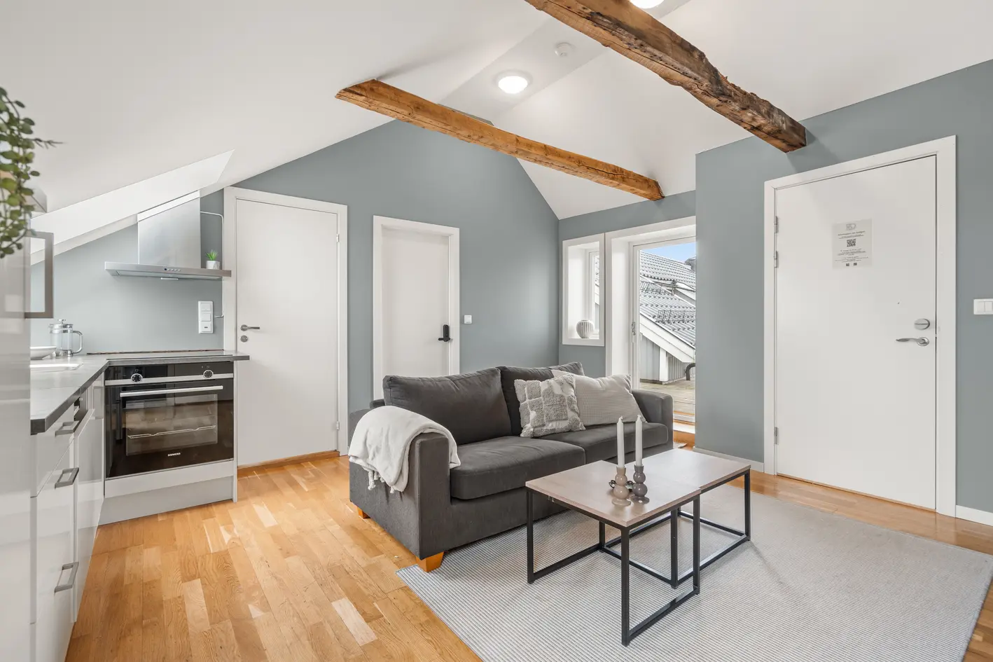 Lys og delikat loftsleilighet i sentrum - 2 soverom - balkong - lave felleskostnader - leieinntekter ( 11 216 kr/mnd)