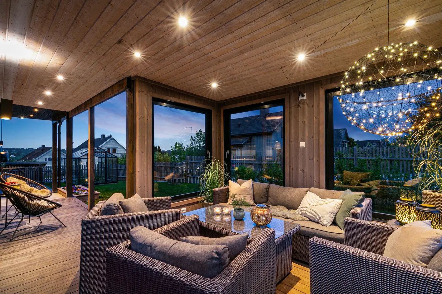 Lekker og moderne enebolig med innholdsrik planløsning. Solrike og lune uteplasser. Carport.  photo 2