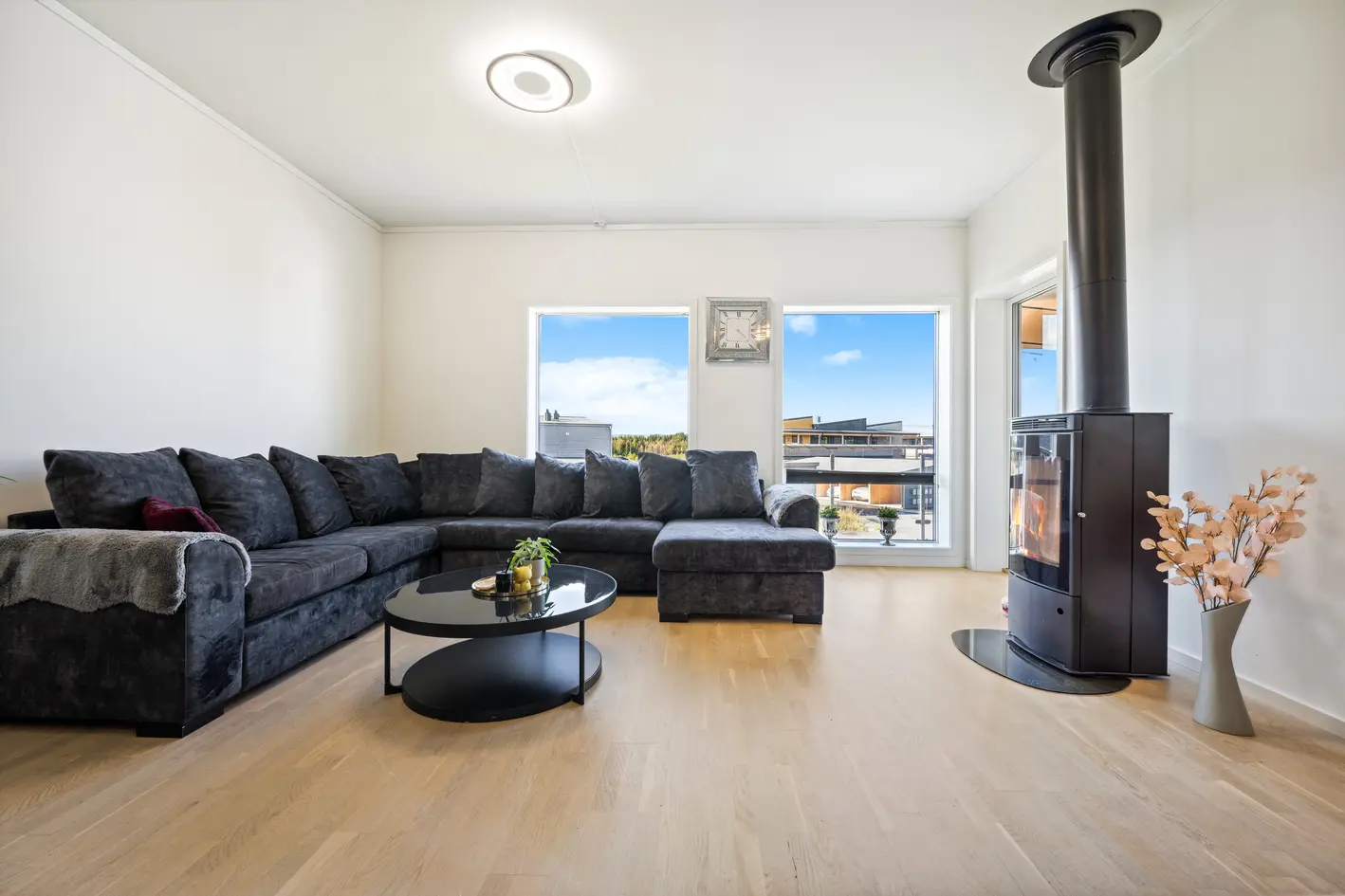 Innbydende enebolig i kjede med 4 soverom og 2 bad | Solrike uteplasser, garasje m/lader og nærhet til flotte turområder photo 2