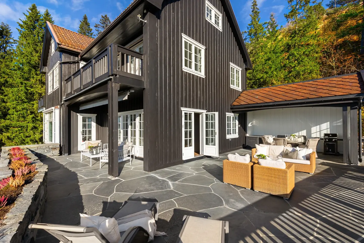 Representativ og innholdsrik villa på et høydedrag. Vidstrakt utsikt. Gode solforhold. Trippel garasje. Separat hybel. photo 4