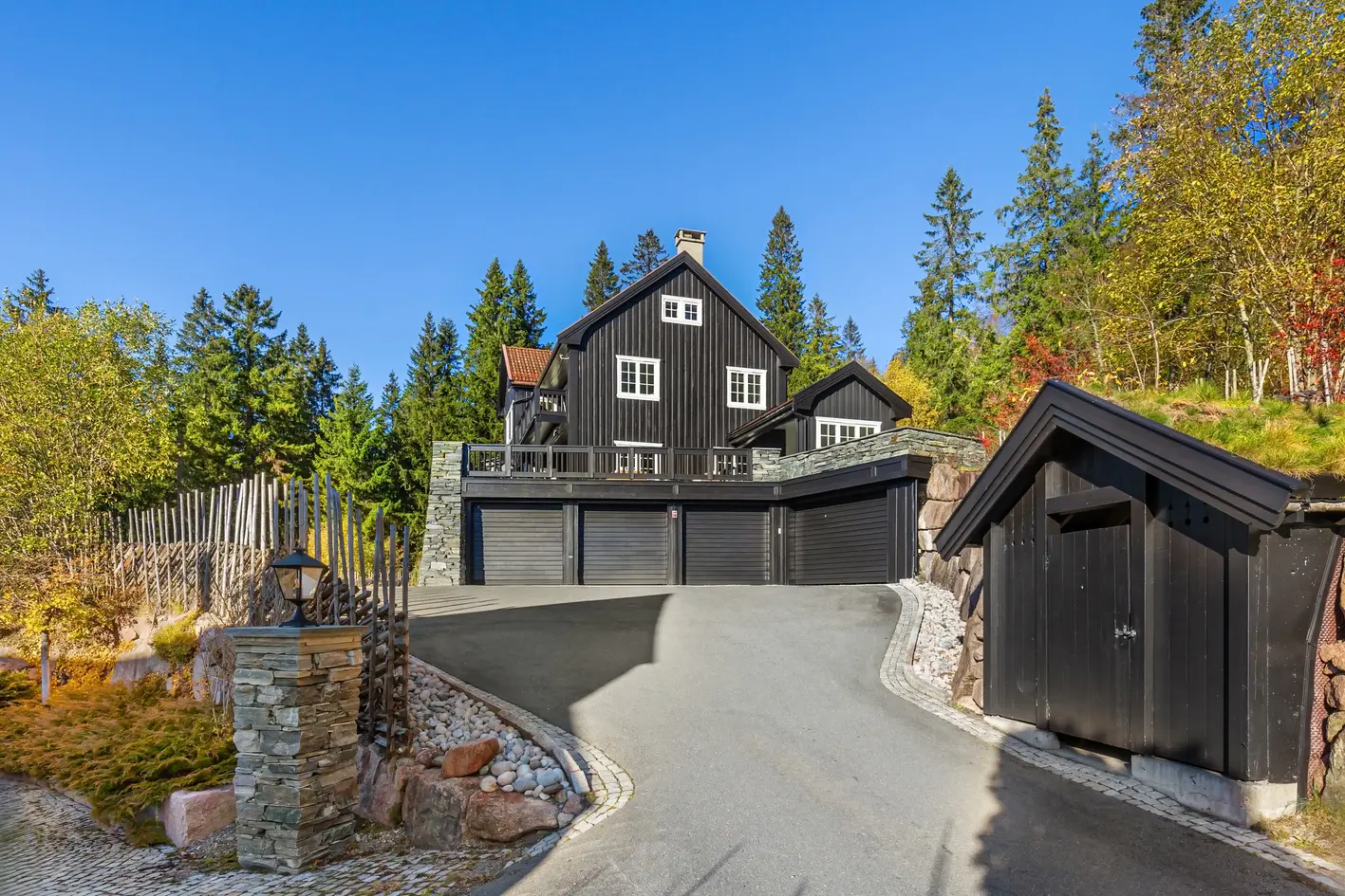 Representativ og innholdsrik villa på et høydedrag. Vidstrakt utsikt. Gode solforhold. Trippel garasje. Separat hybel. photo 3