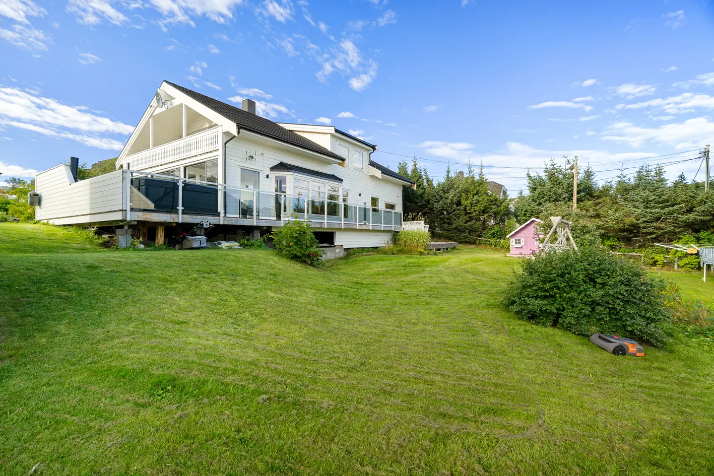 Stor familiebolig med 5 soverom, dobbelgarasje, jacuzzi, nytt tak fra 2024 og fantastisk utsikt over Skjervøy! photo 4
