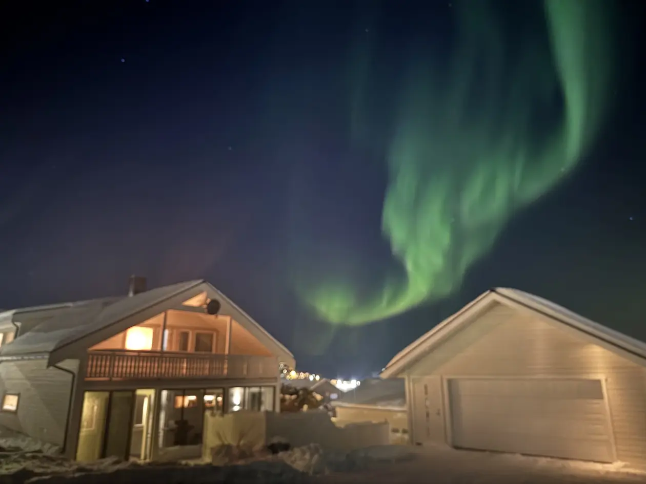 Stor familiebolig med 5 soverom, dobbelgarasje, jacuzzi, nytt tak fra 2024 og fantastisk utsikt over Skjervøy! photo 3
