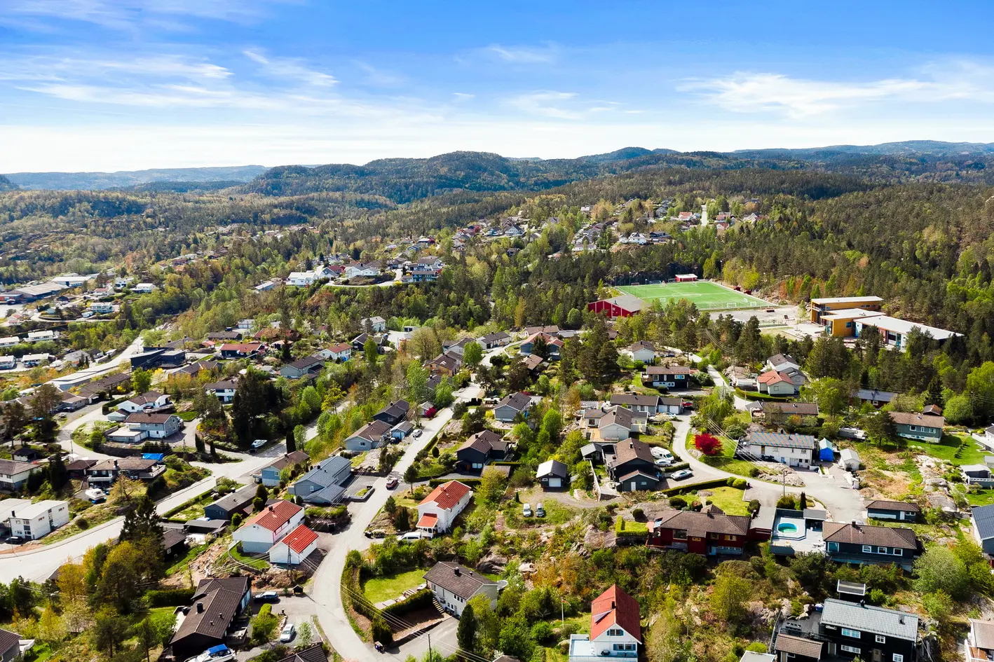 Koselig enebolig med flott beliggenhet og gode solforhold | Sentralt | Nær barneskolen på Helle! photo 3