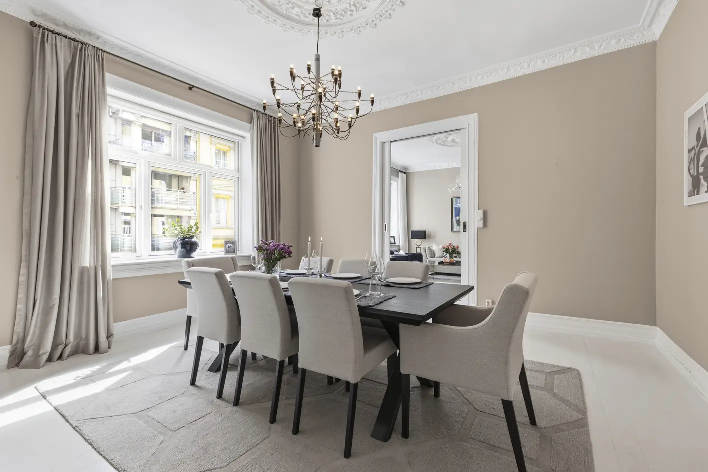 Nydelig gjennomgående 4-roms m/originale klassiske detaljer | 3,2m takhøyde | 3 peiser | Balkong |Garasje m/EL-lader  photo 3