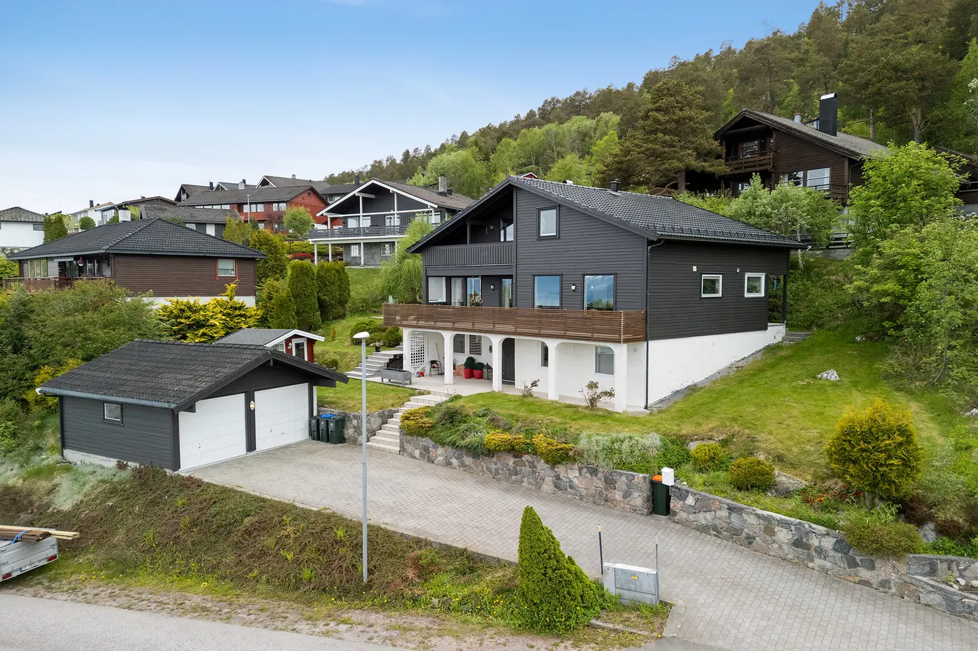 Stor og velholdt enebolig  i blindveg | Panoramautsikt | Dobbelgarasje | Solrike uteplasser