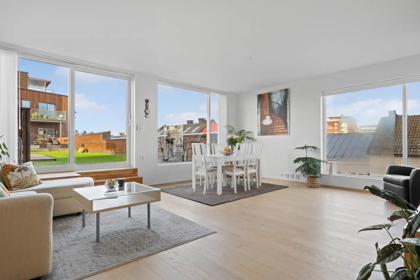Luftig og moderne 3-roms endeleilighet fra 2018 - Vannbåren gulvvarme - Solrik terrasse - Felles takterrasse og atrium. photo 3