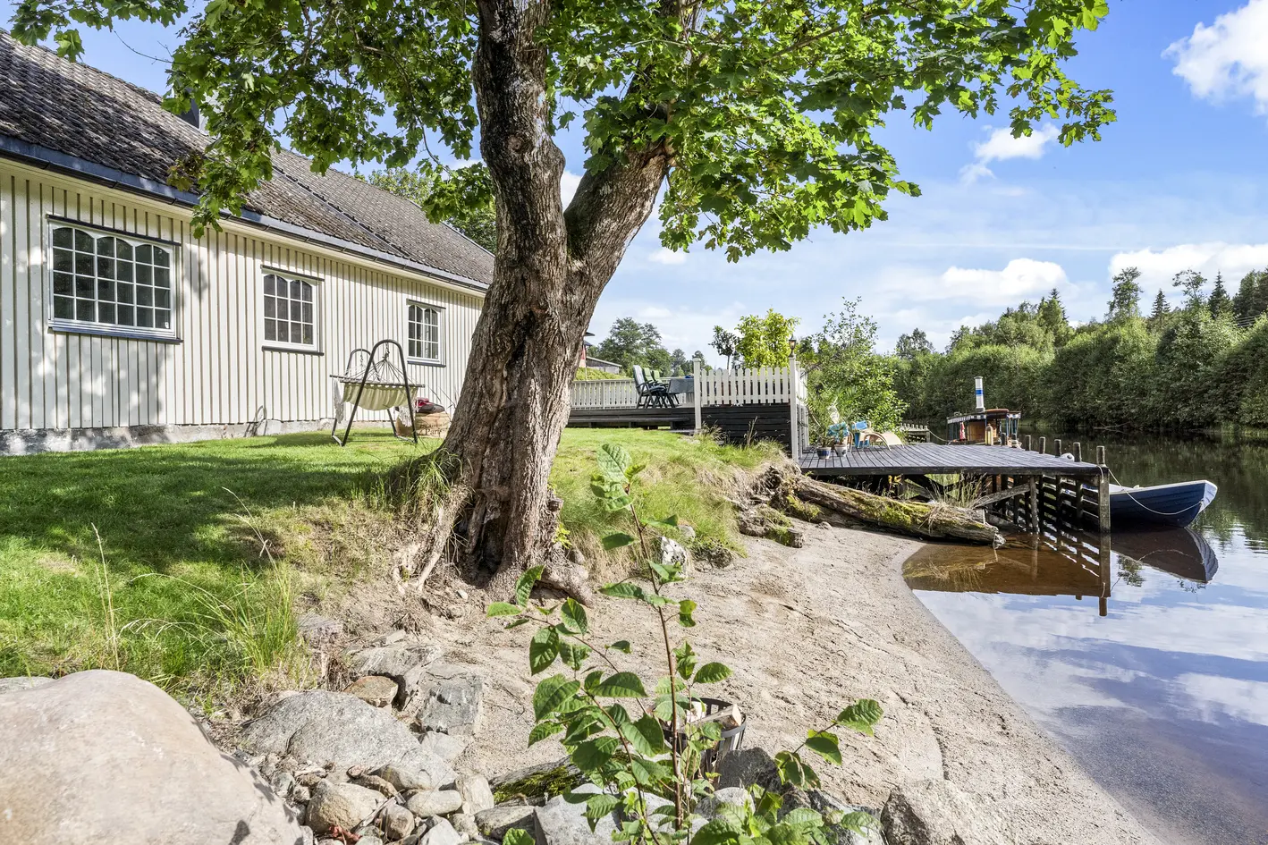 Idyllisk eiendom langs kanalen i Ørje sentrum! Egen sandstrand og brygge | Stor tomt | Alt på en flate i hovedhuset | photo 2