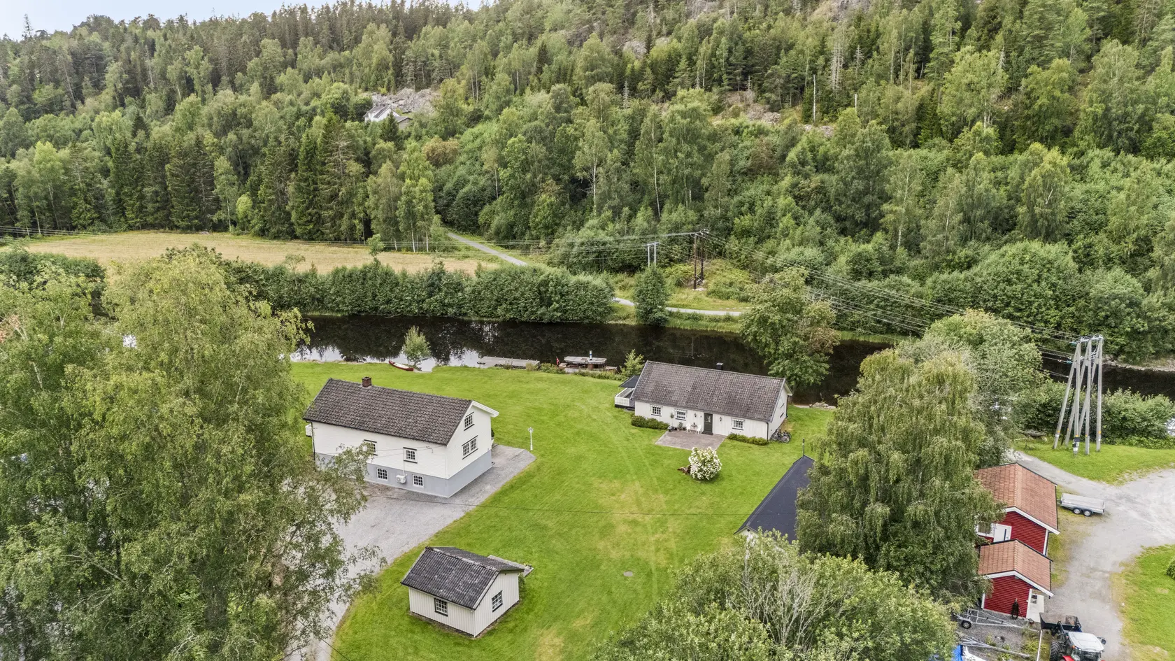 Idyllisk eiendom langs kanalen i Ørje sentrum! Egen sandstrand og brygge | Stor tomt | Alt på en flate i hovedhuset | photo 3