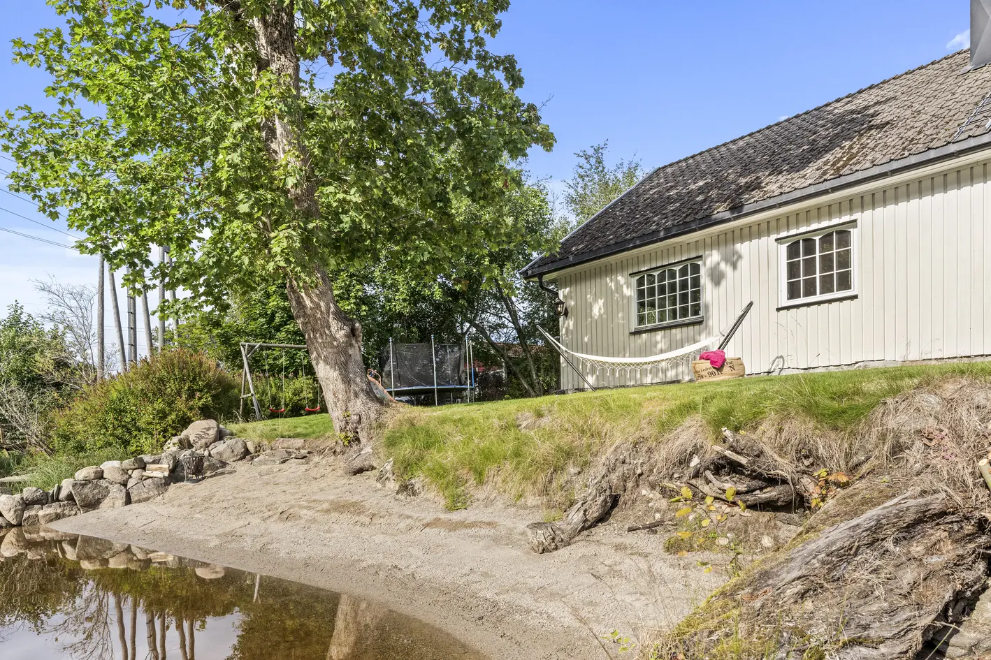 Idyllisk eiendom langs kanalen i Ørje sentrum! Egen sandstrand og brygge | Stor tomt | Alt på en flate i hovedhuset | photo 4