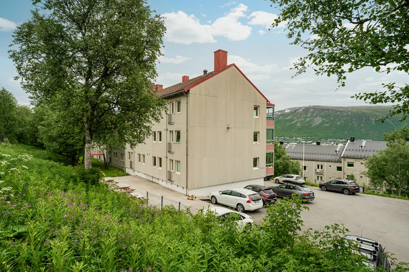 Sjarmerende og sentrumsnær 4-roms i veldrevet borettslag - Parkering - Innglasset balkong - Vedfyring - View 3