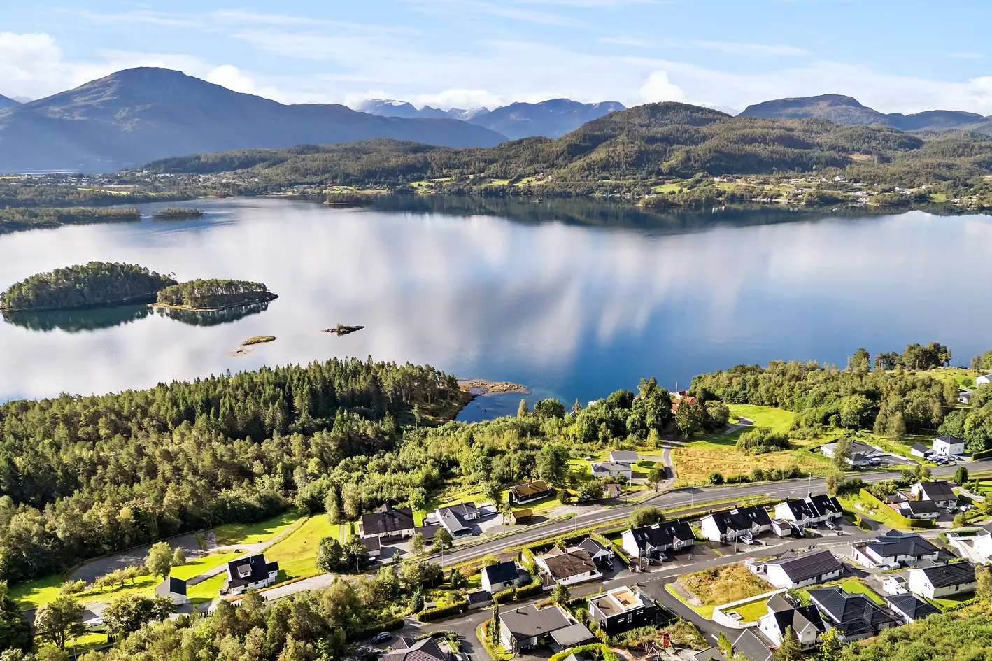 Boligtomt med sydvendt orientering og gode solforhold. Rolig og populært nabolag. Lett å opparbeide.