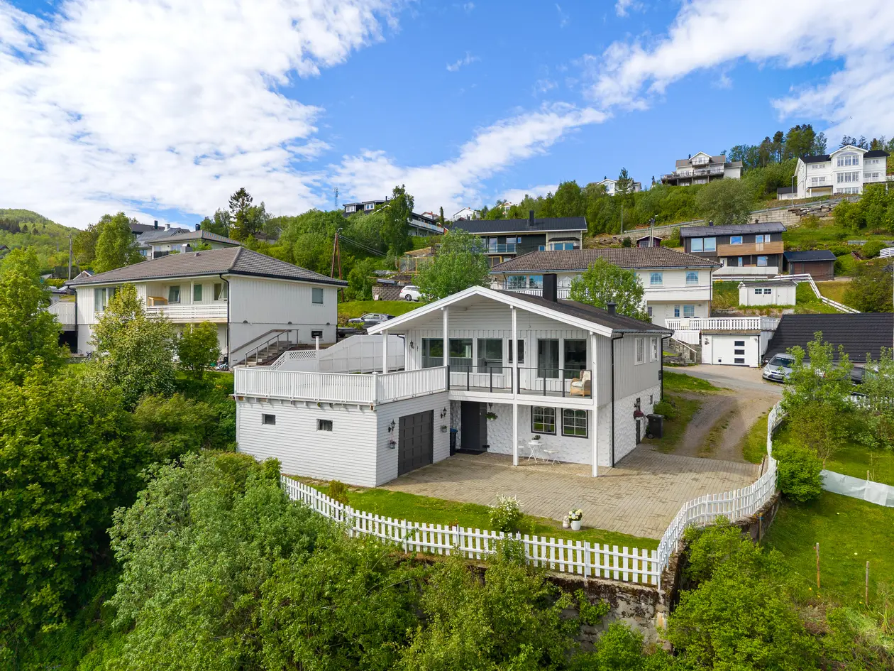 ØVRE HARSTADBOTN | Romslig enebolig med fire soverom | Stor veranda og flott utsikt | Garasje og flere boder | Peis, harstad