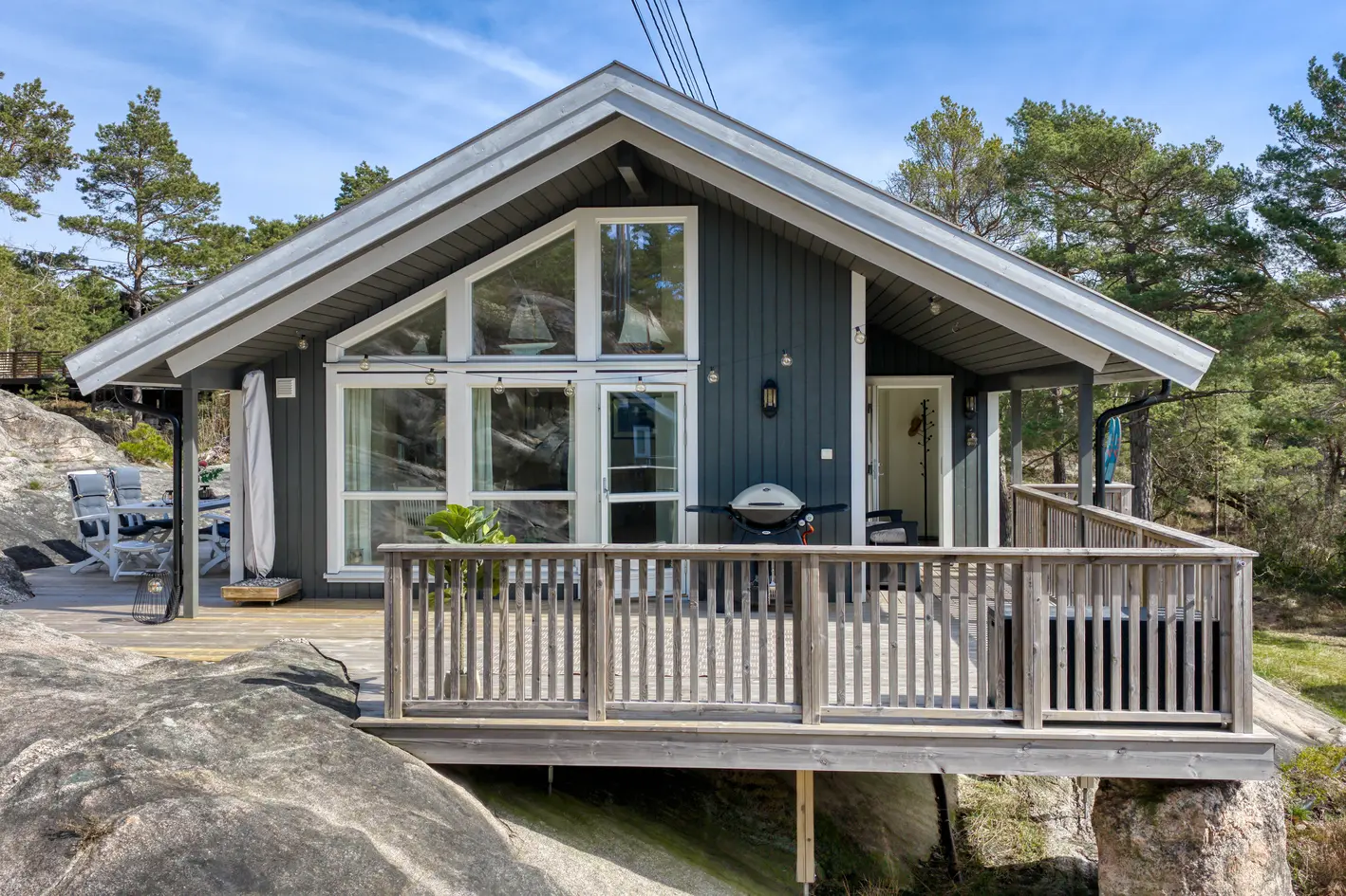 Pen og velholdt helårshytte fra 2019 med nærhet til vannet /mulighet for båtplass, skjærhalden